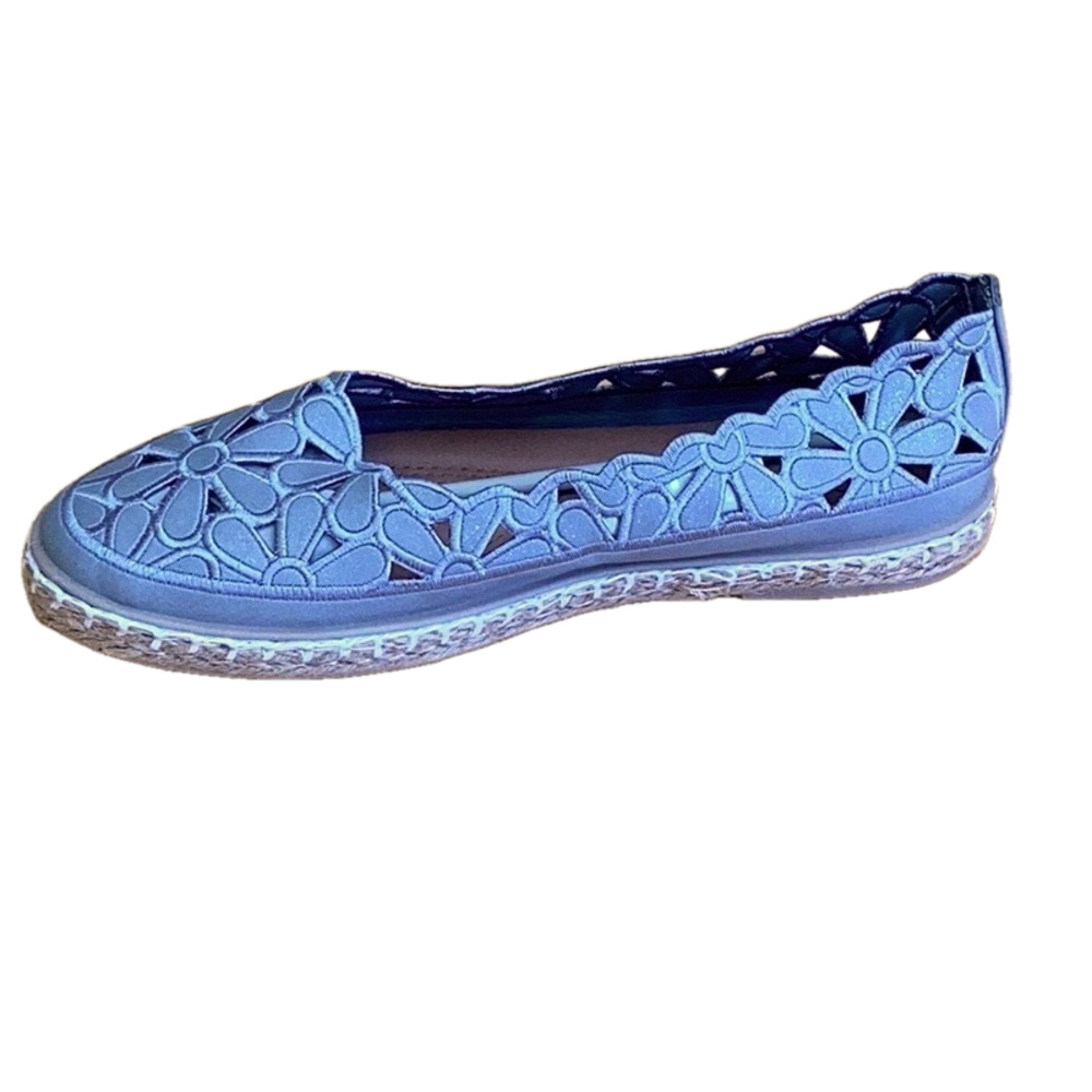 WOMEN’S ultra padded gray daisy cut slip on flats/loafers. Size 7 or 38 NWOT